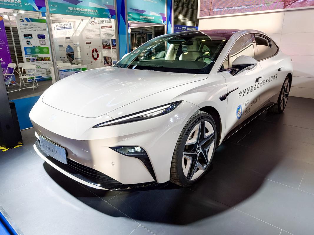 這款車是一款掀背中大型車,搭載了雙電機四驅系